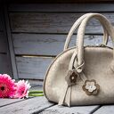 Beżowa torebeczka na ukos LadyBuQ Art - skóra naturalna, wodoodporna podszewka i kieszonka na zamek