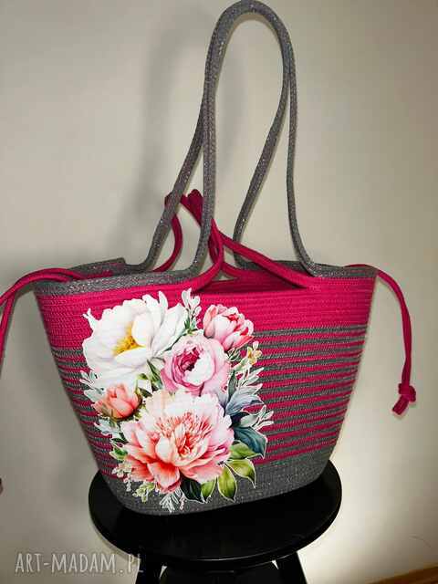 Letnia torebka z kwiatowym nadrukiem — fuksja i szarość