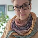 Lniana chusta boho z chwostami - ręcznie robiony szal na drutach