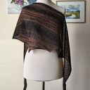 RĘCZNIE NA DRUTACH - Wiśniowy akcent - miła, lekka chusta/szal z alpaki i merino extrafine