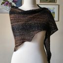 RĘCZNIE NA DRUTACH - Wiśniowy akcent - miła, lekka chusta/szal z alpaki i merino extrafine