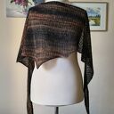 RĘCZNIE NA DRUTACH - Wiśniowy akcent - miła, lekka chusta/szal z alpaki i merino extrafine