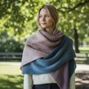 Duża wełniana chusta na drutach Drobiazg - The Wool Art