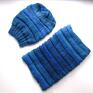 Błękitny komplet wykonany ręcznie; na drutach, z pięknej cieniowanej włóczki b. Dobrej gatunkowo /mieszanka wełny i akrylu/. Dodatki golf