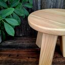 Taboret drewniany ze świerkowego drewna Grolignum - klasyka w Twoim domu