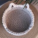 Ręcznie robione legowisko na szydełku dla kota i psa - cappuccino i ecru (ok. 30 cm)