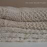 Beżowy pled (2 sz t) dziergany ręcznie na drutach z włóczki bawełnianej i akrylowej. Tekstylia