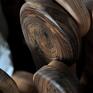 Drewno orzecha jest piękne w swojej głębi koloru. To połączenie skrajności w jednym, dwóch światów a jednak tworzących. Stół