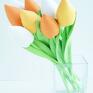 Na bukiet składa się 9 sztuk starannie uszytych tulipanów w odcieniach żółtym, pomarańczowym i białym. Każdy kwiat ma. Kwiaty