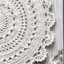 Dywan ze sznurka bawełnianego, wykonany na szydełku. Kolorystyka na zdjęciu pokazowym - biały, ecru, mokka. Średnica 70 cm. Mandala