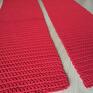 Dwa dywaniki wykonane szydełkiem z bawełnianego sznurka (5 mm) w kolorze czerwonym. Chodnik