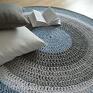 Ręcznie robiony okrągły dywan ze sznurka bawełnianego połączenie szarości rekodzielo dziecko