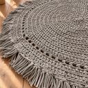 Szary dywan boho z frędzlami 110 cm — ręcznie szydełkowany