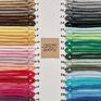Dywanik o wymiarach 50cm × 70 cm wykonany ręcznie zwartym, dwustronnym splotem z bawełnianego sznurka grubości 0,5cm w szarym kolorze (nr 24 - wzornik kolorów