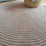 Okrągły dywan wykonany szydełkiem ze sznurka bawełnianego o średnicy 120 cm. Na podłogę