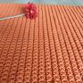 Dywanik wykonany szydełkiem z bawełnianego sznurka w kolorze pomarańczowym. Idealny do łazienki, sypialni, przedpokoju
