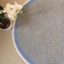 Okrągły dywan wykonany szydełkiem ze sznurka bawełnianego o średnicy 110 cm w skandynawskim stylu