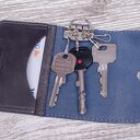 Skórzane etui na klucze z grawerem, kolor niebiesko-szary