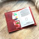 Czerwone etui na paszport z grawerem - elegancka ochrona dokumentów w podróży