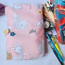 Wodoodporne etui na książkę/notes: króliki na różowym