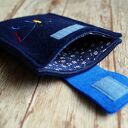 Filcowe etui na telefon z haftowanym motylem - granat i niebieski (handmade)