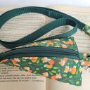 Etui na klucze: liski na zielonym