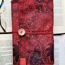 Wodoodporne etui na książkę/notes: czerwony ornament