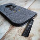 Filcowe etui na telefon Zakochane Koty - szare, haftowane i zapinane na zamek