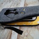 Filcowe etui na telefon Zakochane Koty - szare, haftowane i zapinane na zamek