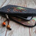 Grafitowe filcowe etui na telefon z haftowanym motylkiem