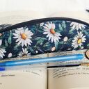 Piórnik i kosmetyczka Stokrotki - wodoodporne etui na suwak