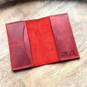 Czerwone etui na paszport z grawerem - elegancka ochrona dokumentów w podróży