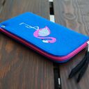Etui na telefon Flaming - niebieski filc z haftowanym różowym flamingiem