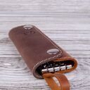 Skórzane etui na klucze z grawerem, kolor rudy brąz-brązowy