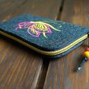Filcowe etui na telefon z haftowanym motylem - grafitowe