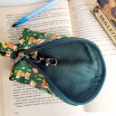 Etui na klucze: liski na zielonym