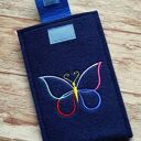 Filcowe etui na telefon z haftowanym motylem - granat i niebieski (handmade)
