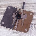 Skórzane etui na klucze z grawerem, kolor szaro brązowy