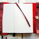 Wodoodporne etui na książkę i notes: czerwony ornament