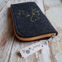 Filcowe etui na telefon z haftem - ptaszki