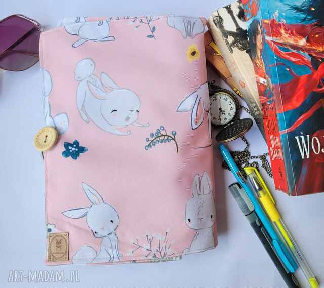 Wodoodporne etui na książkę/notes: króliki na różowym