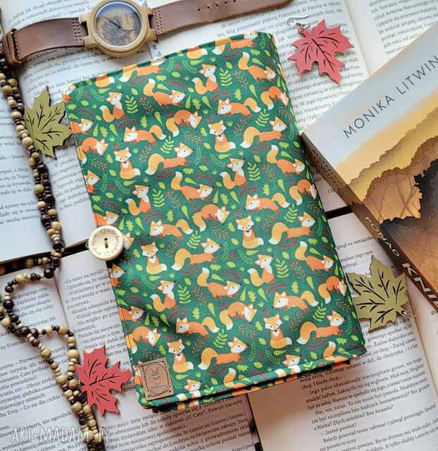 Wodoodporne etui na książkę/notes: liski na zielonym