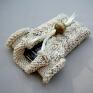 Etui w formie sweterka zrobione na drutach. Przód z ciekawym splotem warkoczy, tył gładki. Kołnierzyk ozdobiony ćwiekami. Włóczka