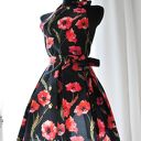 Elegancki fartuch kuchenny w maki na czarnym tle