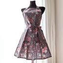 Fartuch kuchenny w różowe kwiaty na szarym tle