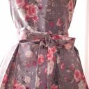 Fartuch kuchenny w różowe kwiaty na szarym tle