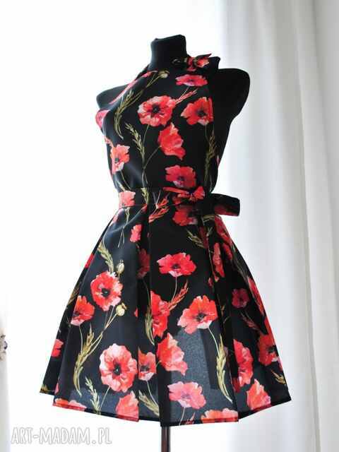 Elegancki fartuch kuchenny w maki na czarnym tle