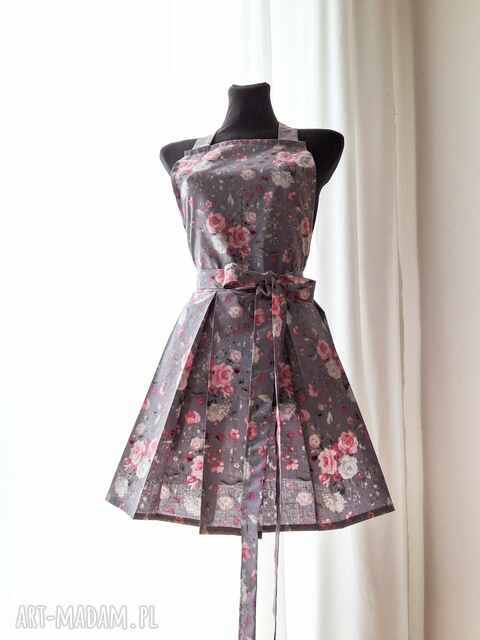 Fartuch kuchenny w różowe kwiaty na szarym tle