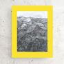 czarne obraz z górami, żółto szara grafika do ręcznie malowany minimalizm