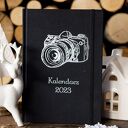 Kalendarz dla fotografa 2023 srebrny aparat na czarnym płótnie